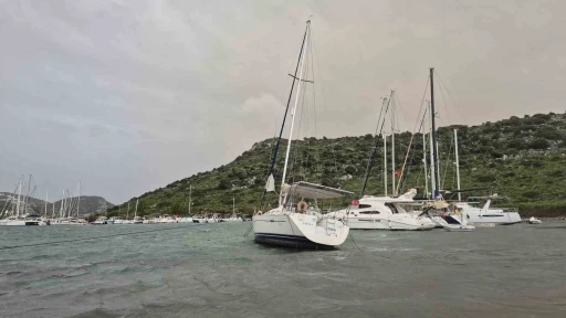 Bodrum&rsquo;da fırtına etkili oldu, 2 tekne karaya oturdu
