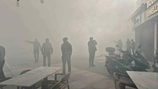 Bodrum&rsquo;da giyim mağazasının deposunda yangın paniği
