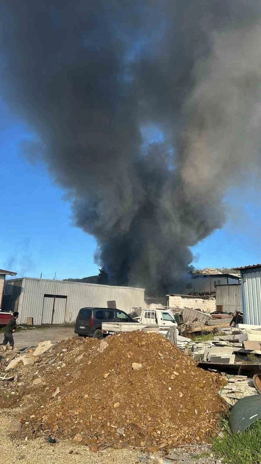 Bodrum&rsquo;da iş&ccedil;ilerin kaldığı konteyner alevlere teslim oldu
