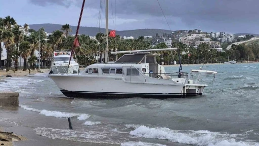 Bodrum&rsquo;da korku dolu anlar: 8 tekne kıyıya s&uuml;r&uuml;klendi

