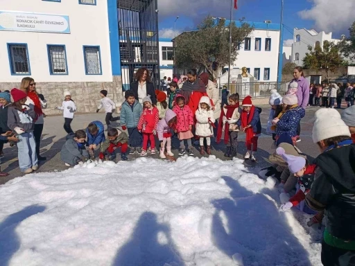 Bodrum&rsquo;da &ouml;ğrencilere yapay kar s&uuml;rprizi
