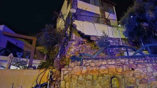 Bodrum&rsquo;da sağanak yağış: Yollar kapandı, ev ve iş yerlerini su bastı
