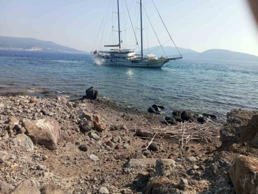 Bodrum’da yelkenli tekne karaya oturdu
