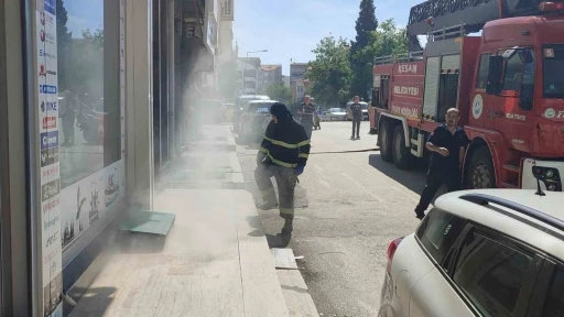 Bodrum katta &ccedil;ıkan yangında 4 kedi son anda kurtarıldı
