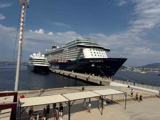 Bodrum Limanı&rsquo;na aynı g&uuml;n iki kruvaziyer: "2 bin 583 turist geldi"
