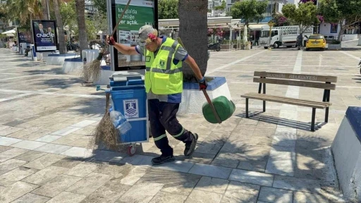Bodrum sokaklarını m&uuml;zikle temizliyor
