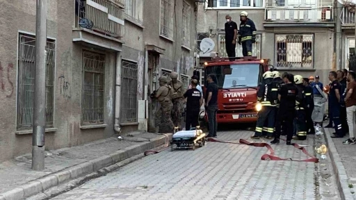 Boğazına bıçak dayadı, evini ateşe verdi
