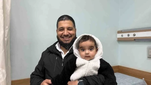 Boğazına cisim ka&ccedil;an &ccedil;ocuğu &rsquo;Heimlich&rsquo; manevrasıyla kurtardı
