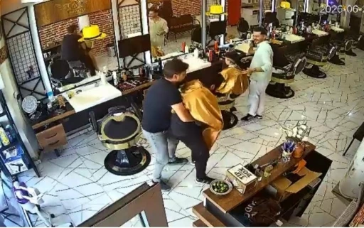 Boğazına ka&ccedil;an erik par&ccedil;ası heimlich manevrasıyla &ccedil;ıkarıldı
