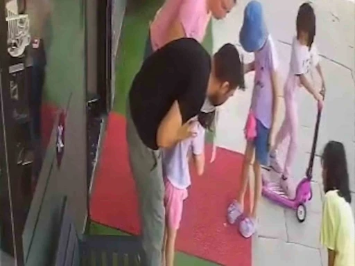 Boğazına şeker kaçan çocuğu kuaför ’heimlich’ manevrasıyla kurtardı
