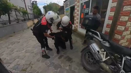 Boğazına şeker ka&ccedil;an motorcuyu, polis Heimlich manevrasıyla kurtardı
