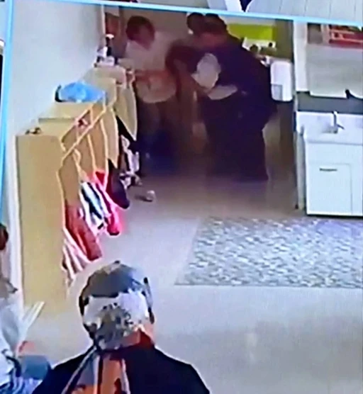 Boğazına yemek ka&ccedil;an &ouml;ğretmenin yardımına meslektaşı koştu
