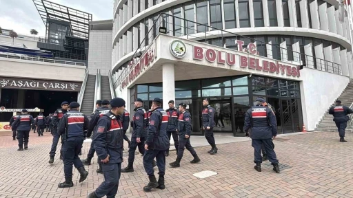 Bolu Belediyesi&rsquo;nde jandarma ekipleri inceleme &ccedil;alışmasını bitirdi: Evraklar g&ouml;t&uuml;r&uuml;ld&uuml;
