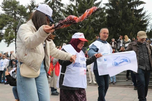 Bolu’da 1 Mayıs halaylar çekilerek kutlandı
