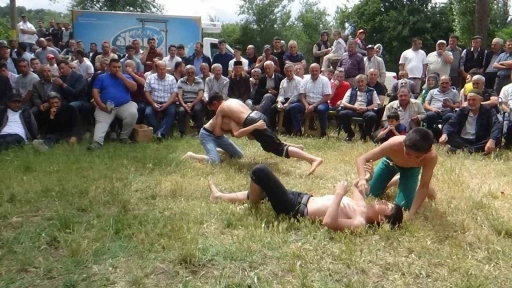 Bolu’da 200 yıllık geleneğe yoğun ilgi: Kazanlar kaynadı, pehlivanlar kıran kırana güreşti
