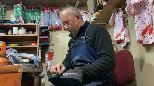 Bolu&rsquo;da 35 yıllık ustadan kışlık ayakkabı t&uuml;yosu
