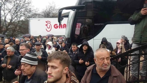 Bolu&rsquo;da 37 kişilik umre kafilesi dualarla uğurlandı
