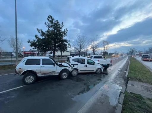 Bolu&rsquo;da 4 ara&ccedil; zincirleme kazaya karıştı, trafik kilitlendi
