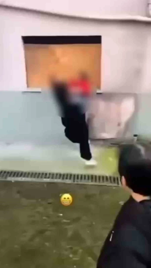 Bolu&rsquo;da akran zorbalığı: Hem darp ettiler hem de &lsquo;g&uuml;l&uuml;c&uuml;k&rsquo; emojisiyle paylaştılar
