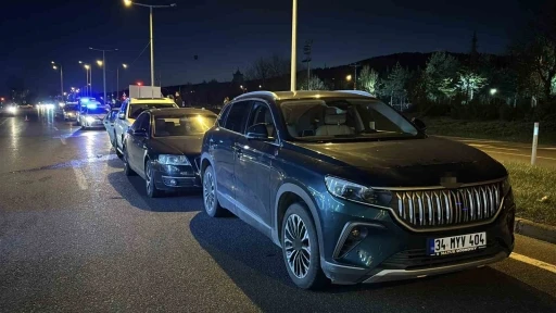 Bolu&rsquo;da ani fren yapıp ka&ccedil;an s&uuml;r&uuml;c&uuml;, zincirleme kazaya neden oldu: 3 yaralı

