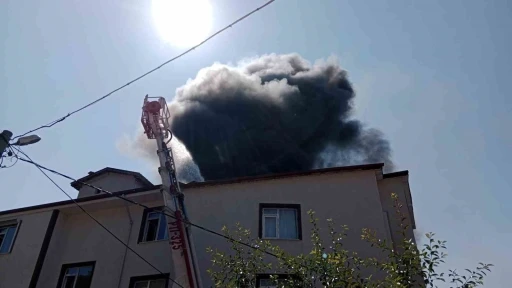 Bolu&rsquo;da apartmanın &ccedil;atı katı alev alev yandı
