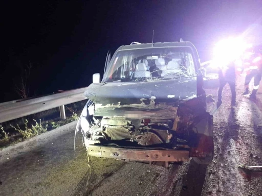 Bolu’da bariyerlere çarpan hafif ticari araç sürücüsü yaralandı
