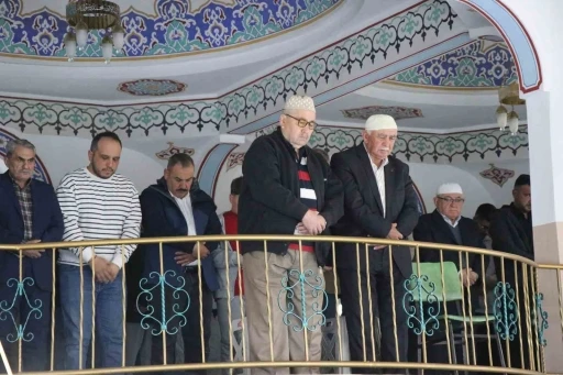 Bolu&rsquo;da bayram namazında camiler doldu taştı
