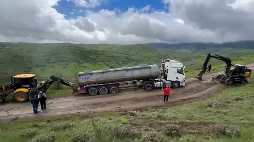 Bolu&rsquo;da bayram trafiğinden ka&ccedil;an tır ve kamyonlar k&ouml;y yolunda &ccedil;amura saplandı
