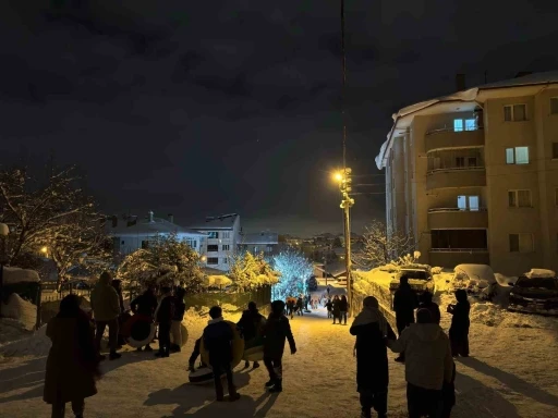 Bolu&rsquo;da &ccedil;ocuklar gece saatlerinde karın keyfini &ccedil;ıkardı

