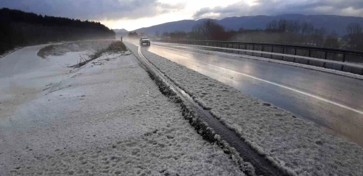 Bolu’da dolu etkili oldu, yollar beyaza büründü
