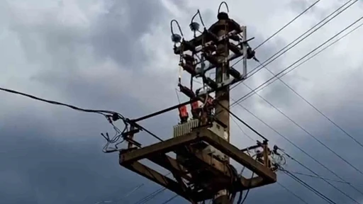 Bolu&rsquo;da elektrik direğine yıldırım d&uuml;şt&uuml;
