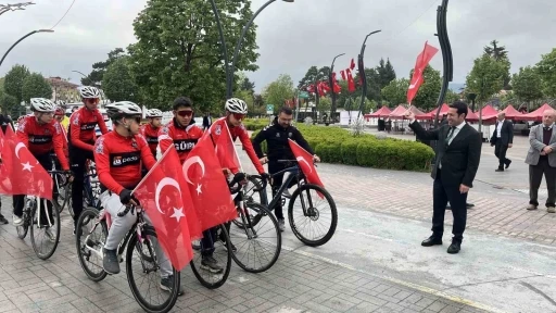 Bolu&rsquo;da ellerinde T&uuml;rk bayraklarıyla Gen&ccedil;lik Haftası&rsquo;nda pedal &ccedil;evirdiler
