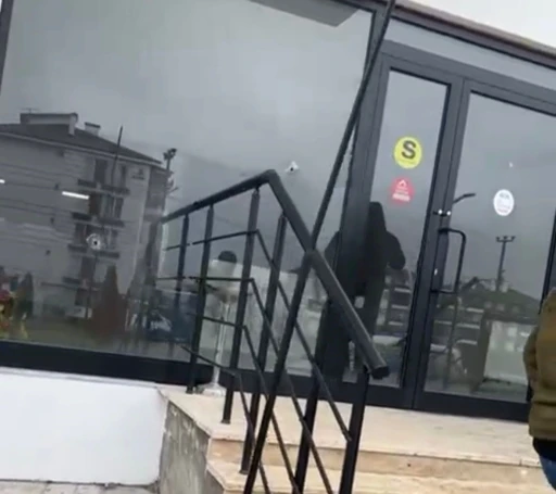 Bolu&rsquo;da emlak ofisine silahlı saldırı: L&uuml;ks cip ve iş yeri kurşunların hedefi oldu
