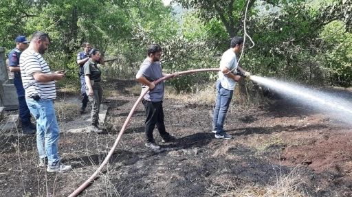 Bolu’da facianın eşiğinden dönüldü: Tarlada çıkan yangın, eve ve ormana sıçramadan söndürüldü
