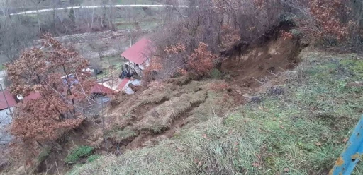 Bolu&rsquo;da heyelan nedeniyle 3 ev boşaltıldı
