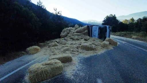 Bolu&rsquo;da iki kamyon kafa kafaya &ccedil;arpıştı: Samanlar yola sa&ccedil;ıldı, 2 yaralı
