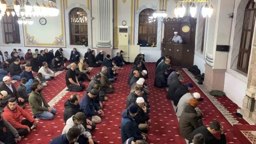Bolu&rsquo;da ilk teravih namazında vatandaşlar camilere akın etti
