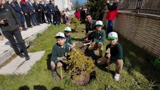 Bolu&rsquo;da ilkokul &ouml;ğrencileri fidan dikti
