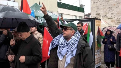 Bolu&rsquo;da İsrail&rsquo;in K&uuml;resel Sumud Filosu&rsquo;na saldırısı protesto edildi
