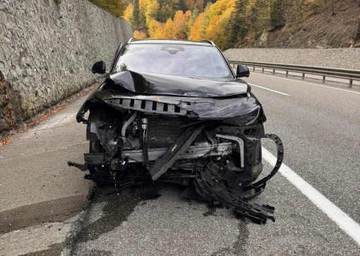 Bolu’da istinat duvarına çarpan araç, ağır hasar aldı
