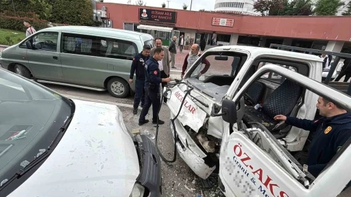 Bolu’da kafa kafaya çarpışan kamyonet ile hafif ticari araçtaki 3 kişi yaralandı
