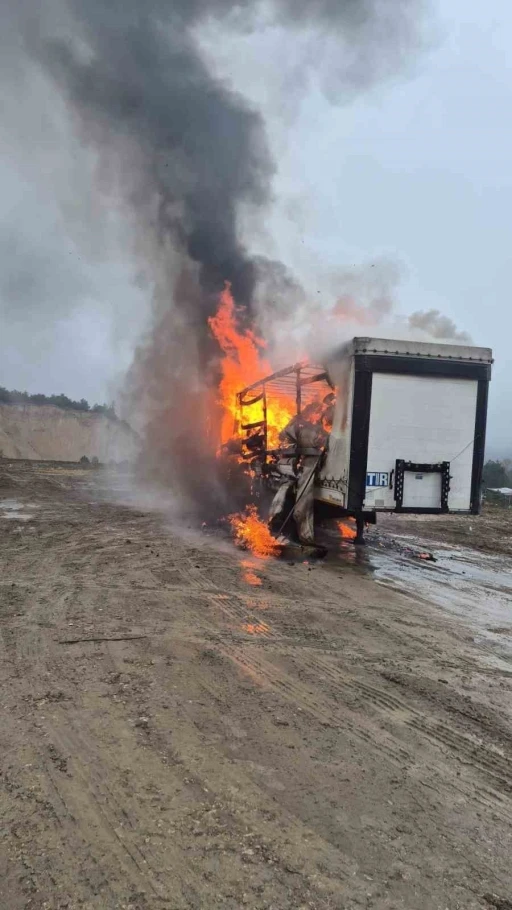Bolu&rsquo;da kağıt y&uuml;kl&uuml; dorse alev topuna d&ouml;nd&uuml;
