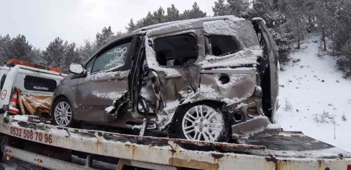 Bolu&rsquo;da kamyon ile hafif ticari ara&ccedil; &ccedil;arpıştı: 2 yaralı
