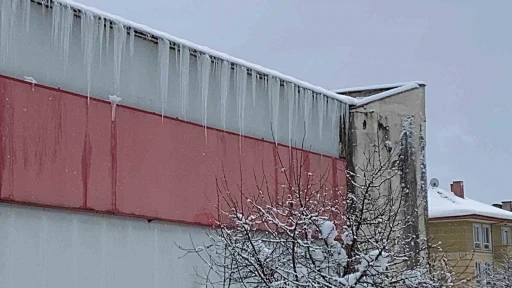 Bolu&rsquo;da kar ve buz k&uuml;tleleri tehlike sa&ccedil;ıyor
