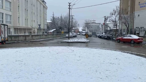Bolu&rsquo;da kar yağışı etkisini s&uuml;rd&uuml;r&uuml;yor
