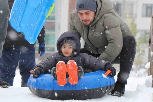 Bolu&rsquo;da kar yağışının tadını &ccedil;ocuklar &ccedil;ıkardı: Parklar kayak pistine d&ouml;nd&uuml;
