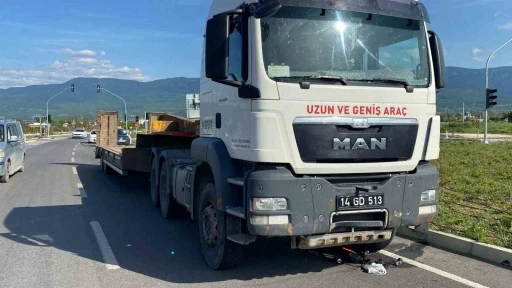 Bolu’da kırmızı ışıkta geçen bisikletli tırın altında kaldı: Genç sürücü ağır yaralı
