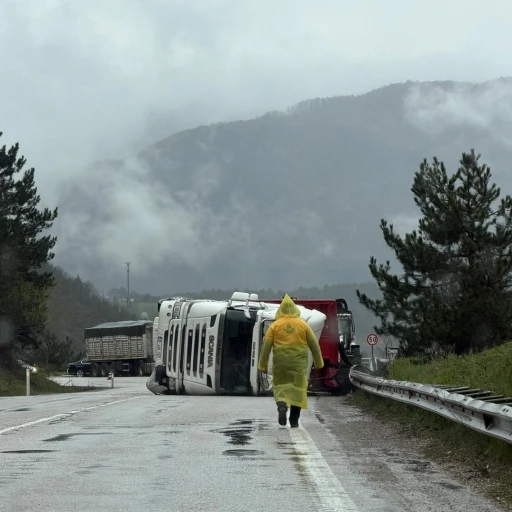 Bolu&rsquo;da k&ouml;m&uuml;r y&uuml;kl&uuml; tır, kayganlaşan yolda devrildi
