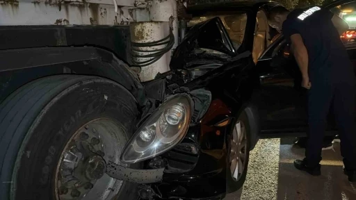 Bolu&rsquo;da l&uuml;ks SUV park halindeki tıra &ccedil;arptı: 1 yaralı
