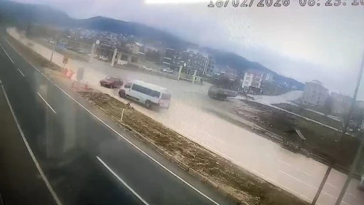 Bolu&rsquo;da minib&uuml;sle &ccedil;arpışan otomobilin s&uuml;r&uuml;c&uuml;s&uuml; yaralandı: Kaza anı kamerada
